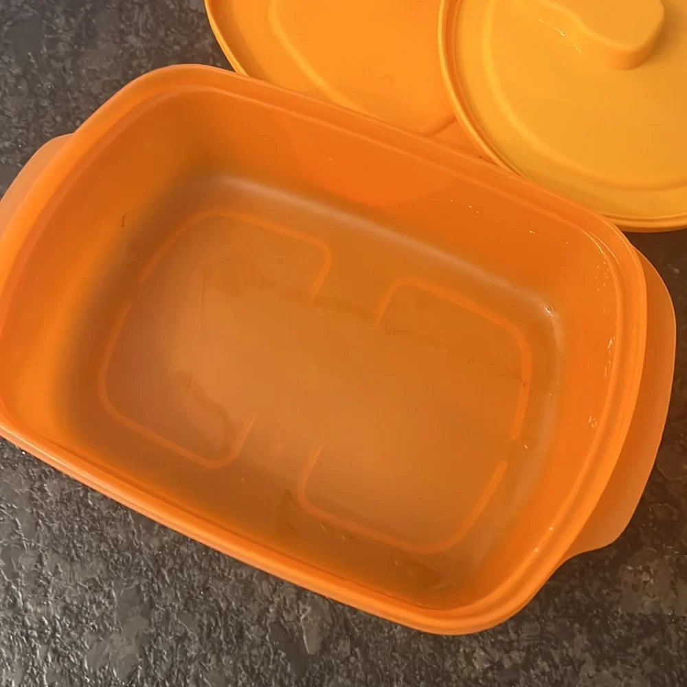 Set of 2 orange vintage microwaveable bowls by Tupperware. Vented cover..
